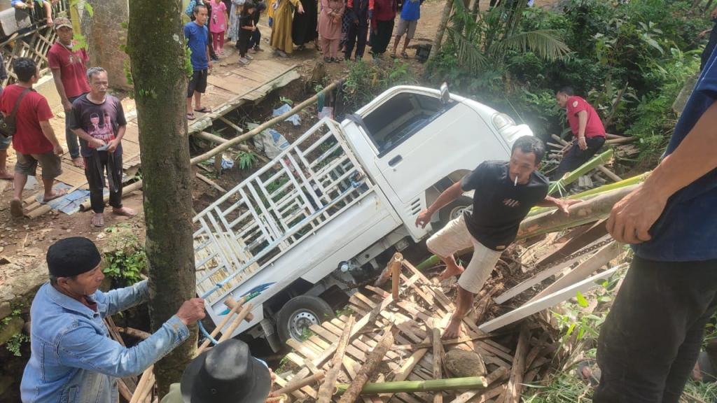 Mobil Pick-up Bermuatan 2 Kerbau Terperosok ke Jurang di Cidahu Sukabumi