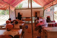 Puluhan Siswa SD Bantargebang Sukabumi Terpaksa Belajar di Tenda Darurat