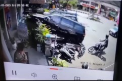 Pajero Lepas Kendali, Libas 10 Motor yang Terparkir di Depan BNI Denpasar