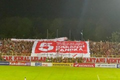 The Macz Man, Suppporter PSM Makassar Kibarkan Spanduk Honda Garansi Rangka 5 Tahun saat Laga Kontra Persija