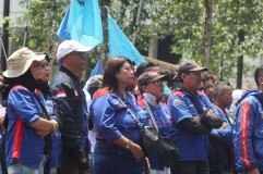 Tolak Formula Kenaikan UMP, Buruh Kepung Gedung Sate Bandung