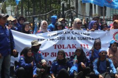 Kepung Kawasan Gedung Sate Bandung, Buruh Ingin Upah 2024 Naik 12 Persen