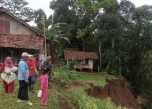 Lahan Bekas Sawah di Nagrak Sukabumi Longsor, 5 Rumah Terisolir