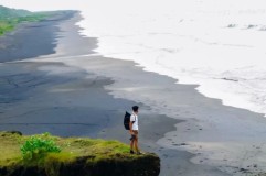 Berwisata Alam di Pantai Ujung Genteng Sukabumi, Ada Pesona Pasir Putih!