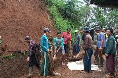 Hujan Deras Picu Longsor di Kabandungan Sukabumi, Akses Jalan Tertimbun