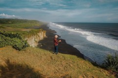Akhir Pekan Telah Tiba, Butuh Rekomendasi Tempat Wisata Alam di Sukabumi? Simak Ulasan Pantai Karang Bolong