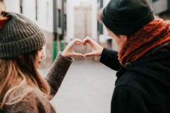 Simak 5 Penjelasan Love Language Agar Lebih Dekat dengan Pasangan Anda, Kamu Termasuk yang Mana?