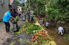 Musim Hujan Rawan Banjir, TNI-Polri dan Warga Cibadak Sukabumi Bersihkan Aliran Sungai