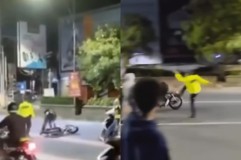 Viral! Polisi Tendang Pengendara Motor yang Kabur Hindari Razia, Netizen Puas