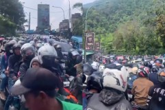 Libur Natal Jalan Raya Puncak Bogor jadi Lautan Manusia, Netizen: Mending di Rumah