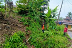 Longsor Tutupi Akses Jalan di Sagaranten Sukabumi, Satu Rumah Warga Terancam