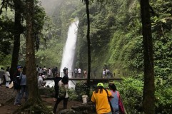 Menikmati Pesona Curug Sawer Sukabumi Lewat Jembatan Gantung, Segini Harga Tiketnya