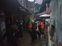 Gara-Gara Tanggul Sungai Cikapundung Jebol, Permukiman Warga di Braga Bandung Terendam Banjir 1,7 Meter