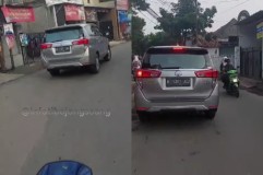 Heboh Aksi Kejar-kejaran Usai Pengemudi Mobil Tabrak Pemotor di Bandung, Warganet: Plat B Meresahkan