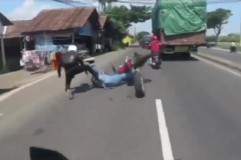 Sedang Asyik Motovlog, Pemotor Alami Kecelakaan Beruntun di Jalan Raya Pasuruan, Gara-Gara Ban Mobil Terlepas