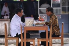 Anies Tanggapi Momen Prabowo dan Jokowi Makan Bakso Bersama: Masyarkat Silahkan Memperhatikan...