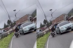 Pemotor Pukul Spion Mobil yang Nyalip di Tikungan Jalan, Netizen: SIM-nya Nembak