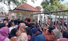 Warga Rela Berdesakan Demi Beras Murah di Palabuhanratu Sukabumi