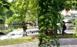 Heboh! Dua Pria Tampak Santai Diteriaki Maling oleh Warga Saat Mencuri Tiang Lampu Taman di Jakarta Utara