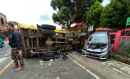 Ngerem Mendadak Picu Kecelakaan Beruntun! Truk Sampah Oleng Timpa Mobil dan Motor di Cicantayan Sukabumi