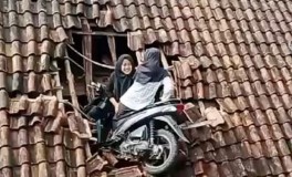 Cerita di Balik Viral Sepeda Motor Terbang Hingga Nyangkut di Atap Rumah Warga Tasikmalaya