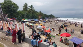 30.000 Wisatawan Tercatat Padati Pantai Palabuhanratu Sukabumi