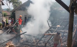 Kebakaran Diduga Akibat Korsleting Listrik, Rumah di Gegerbitung Sukabumi Rata dengan Tanah