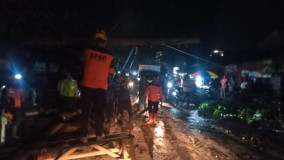 Pohon Tumbang di Depan Pasar Pangleseran Sukabumi, Akses Lalu Lintas Sempat Lumpuh