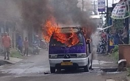 Angkot Terbakar di Nagrak Sukabumi, Sopir: Tiba-tiba Ngabeledug!