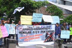 Tolak RUU Penyiaran, Puluhan Jurnalis di Sukabumi Gelar Aksi Jalan Mundur