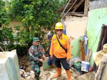 Hujan Deras pada Akhir Pekan, Akses Jalan dan Rumah Warga di Parakansalak Sukabumi Rusak Diterjang Longsor