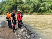 Hanyut Tenggelam di Sungai Cicatih Sukabumi Sejak Minggu Siang, Bocah 12 Tahun Belum Ditemukan
