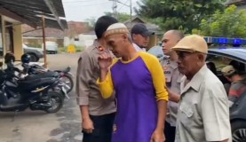 Aniaya Perempuan 49 Tahun dengan Batu Asahan, Begini Penampakan Terduga Pelaku di Polsek Cibadak Sukabumi