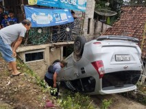 Sopir Mengantuk, Mobil Berpenumpang 4 Orang Terbalik di Halaman Rumah Warga Cibadak Sukabumi