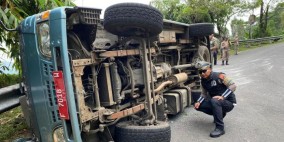 Minibus Rombongan asal Cianjur Terbalik di Cikidang Sukabumi, 9 Orang Luka Berat