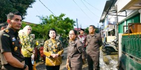 Kunjungi Lokasi Banjir di Bekasi Selatan, Kajati Jabar Berikan Bantuan bagi Warga