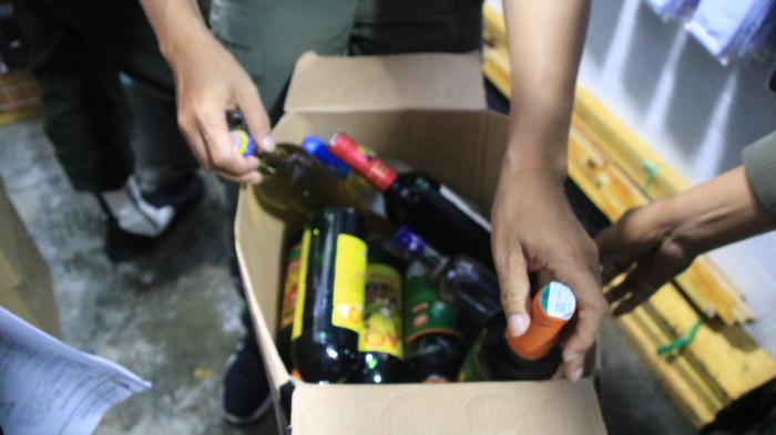 Satpol PP Razia 295 Botol Miras di Dua Kios Jalan Moh Toha Kota Bandung