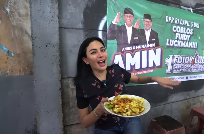 Celetukan Nikita Mirzani Saat Ngonten di Depan Spanduk Anies-Muhaimin: Jadi Nggak Selera Makan