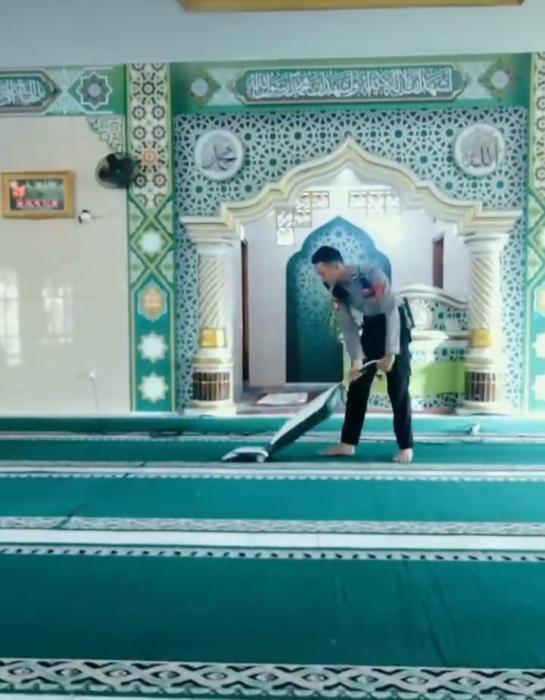 Bakti Religi di Hari Jumat Sambut Hari Bhayangkara ke-78, Polres Sukabumi Bersih-Bersih Tempat Ibadah