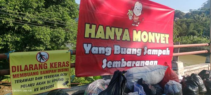 Sampah Berserakan di Dekat Jembatan Bagbagan Sukabumi, Warga: “Bisa Jadi yang Buang Memang Monyet”